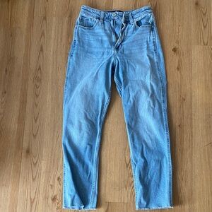 Hollister Ultra High Rise Mom Jean (size: 25S)